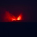 Gunung berapi Gunung Anak Krakatau memuntahkan lahar panas terlihat dari desa Pasauran di Serang, provinsi Banten, Indonesia, 5 September 2026. (REUTERS/Rikardo)