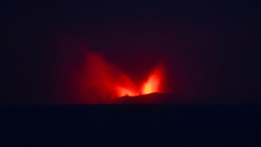 Gunung berapi Gunung Anak Krakatau memuntahkan lahar panas terlihat dari desa Pasauran di Serang, provinsi Banten, Indonesia, 5 September 2026. (REUTERS/Rikardo)