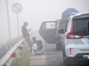 Video Relawan Bantu Warga Bernapas saat Karhutla di Kalimantan Barat