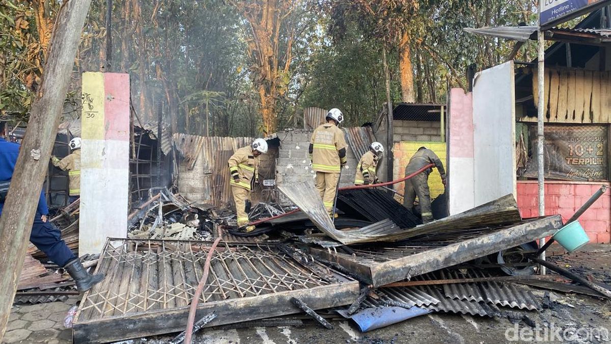 Sejumlah Lapak PKL Jatisari Semarang Terbakar