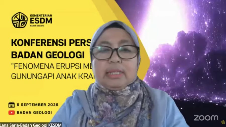 Kepala Badan Geologi di Kementerian Energi dan Sumber Daya Mineral (ESDM), Lana Saria saat menyampaikan keterangan terkait Fenomena Erupsi Menerus Gunung Api Anak Krakatau melalui Youtube. (Tangkapan Layar Youtube/Badan Geologi)