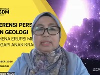 Kepala Badan Geologi di Kementerian Energi dan Sumber Daya Mineral (ESDM), Lana Saria saat menyampaikan keterangan terkait Fenomena Erupsi Menerus Gunung Api Anak Krakatau melalui Youtube. (Tangkapan Layar Youtube/Badan Geologi)
