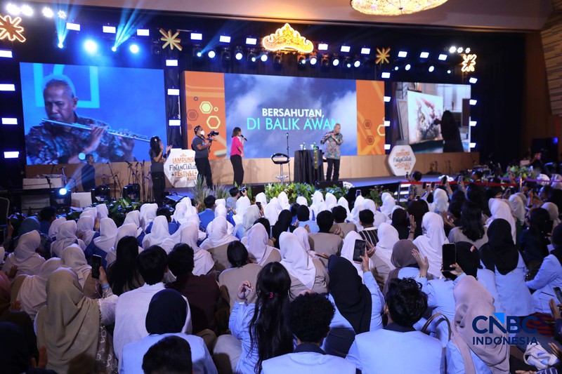 Ketua Dewan Komisioner LPS Anggito Abimanyu bermain alat musik Flute di Lembaga Financial Festival (LPS) di Lampung, Minggu (6/9/2026). (CNBC Indonesia/Tri Susilo)