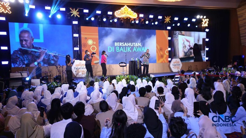 Ketua Dewan Komisioner LPS Anggito Abimanyu bermain alat musik Flute di Lembaga Financial Festival (LPS) di Lampung, Minggu (6/9/2026). (CNBC Indonesia/Tri Susilo)