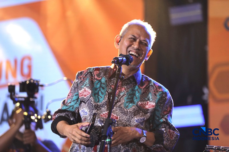 Ketua Dewan Komisioner LPS Anggito Abimanyu bermain alat musik Flute di Lembaga Financial Festival (LPS) di Lampung, Minggu (6/9/2026). (CNBC Indonesia/Tri Susilo)