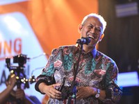 Ketua Dewan Komisioner LPS Anggito Abimanyu bermain alat musik Flute di Lembaga Financial Festival (LPS) di Lampung, Minggu (6/9/2026). (CNBC Indonesia/Tri Susilo)