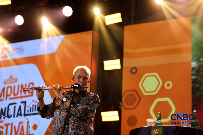 Ketua Dewan Komisioner LPS Anggito Abimanyu bermain alat musik Flute di Lembaga Financial Festival (LPS) di Lampung, Minggu (6/9/2026). (CNBC Indonesia/Tri Susilo)