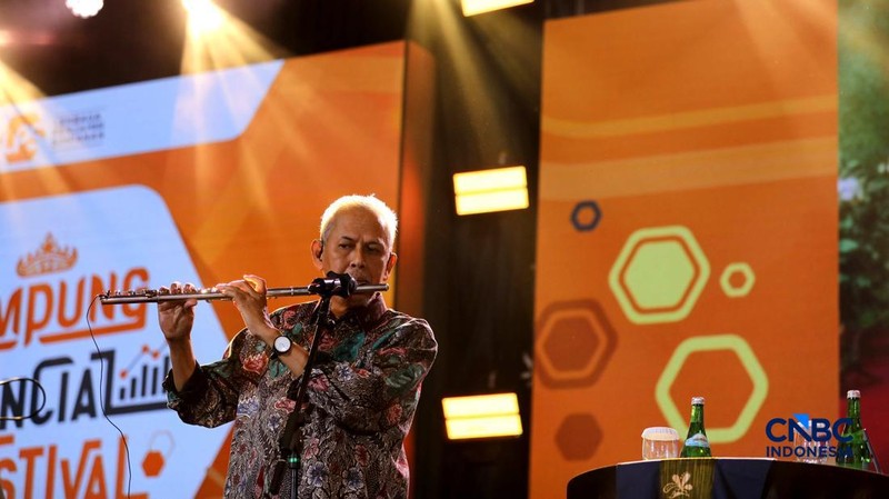 Ketua Dewan Komisioner LPS Anggito Abimanyu bermain alat musik Flute di Lembaga Financial Festival (LPS) di Lampung, Minggu (6/9/2026).