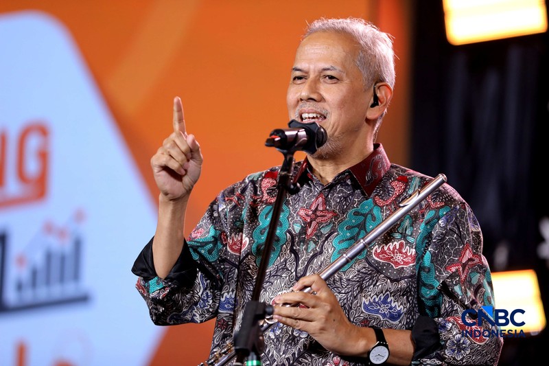 Ketua Dewan Komisioner LPS Anggito Abimanyu bermain alat musik Flute di Lembaga Financial Festival (LPS) di Lampung, Minggu (6/9/2026). (CNBC Indonesia/Tri Susilo)