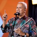 Ketua Dewan Komisioner LPS Anggito Abimanyu bermain alat musik Flute di Lembaga Financial Festival (LPS) di Lampung, Minggu (6/9/2026). (CNBC Indonesia/Tri Susilo)