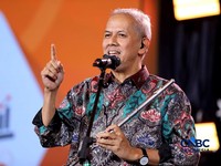 Ketua Dewan Komisioner LPS Anggito Abimanyu bermain alat musik Flute di Lembaga Financial Festival (LPS) di Lampung, Minggu (6/9/2026). (CNBC Indonesia/Tri Susilo)