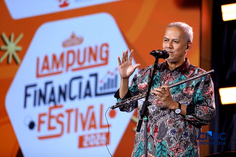 Ketua Dewan Komisioner LPS Anggito Abimanyu bermain alat musik Flute di Lembaga Financial Festival (LPS) di Lampung, Minggu (6/9/2026). (CNBC Indonesia/Tri Susilo)