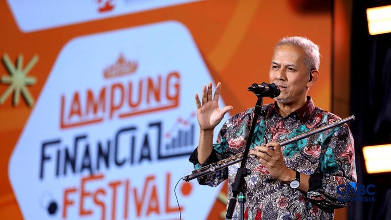 Ketua Dewan Komisioner LPS Anggito Abimanyu bermain alat musik Flute di Lembaga Financial Festival (LPS) di Lampung, Minggu (6/9/2026).
