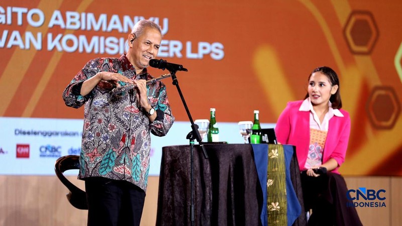 Ketua Dewan Komisioner LPS Anggito Abimanyu bermain alat musik Flute di Lembaga Financial Festival (LPS) di Lampung, Minggu (6/9/2026).