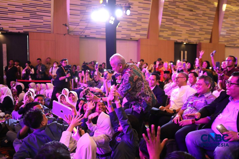 Ketua Dewan Komisioner LPS Anggito Abimanyu bermain alat musik Flute di Lembaga Financial Festival (LPS) di Lampung, Minggu (6/9/2026). (CNBC Indonesia/Tri Susilo)
