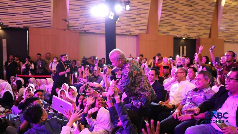 Ketua Dewan Komisioner LPS Anggito Abimanyu mengajak para penonton untuk bernyanyi bersama dalam acara Lembaga Financial Festival (LPS) di Lampung, Minggu (6/9/2026).