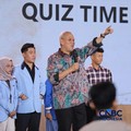 Ketua Dewan Komisioner LPS Anggito Abimanyu mengajak para penonton untuk bernyanyi bersama dalam acara Lembaga Financial Festival (LPS) di Lampung, Minggu (6/9/2026). (CNBC Indonesia/Tri Susilo)