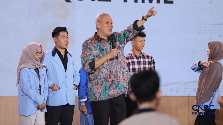 Ketua Dewan Komisioner LPS Anggito Abimanyu mengajak para penonton untuk bernyanyi bersama dalam acara Lembaga Financial Festival (LPS) di Lampung, Minggu (6/9/2026). (CNBC Indonesia/Tri Susilo)