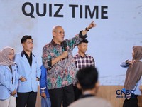 Ketua Dewan Komisioner LPS Anggito Abimanyu mengajak para penonton untuk bernyanyi bersama dalam acara Lembaga Financial Festival (LPS) di Lampung, Minggu (6/9/2026). (CNBC Indonesia/Tri Susilo)