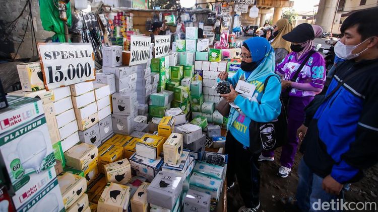 Khawatir Abu Vulkanik, Warga Jaksel Ramai-Ramai Borong Masker