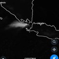 Letusan piroklastik anak Krakatau dimulai sejak sekitar pukul 23.00 WIB dan teramati dari satelit masih terjadi hingga sekarang yang beegerak ke arah barat sepanjang 851 km. (Dok. Zoom Earth via Instagram/ermayulihastin)