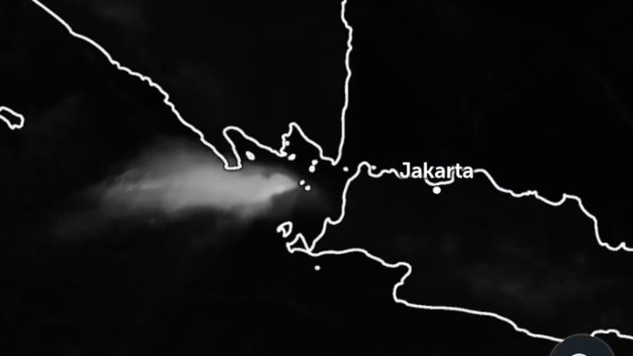 Letusan piroklastik anak Krakatau dimulai sejak sekitar pukul 23.00 WIB dan teramati dari satelit masih terjadi hingga sekarang yang beegerak ke arah barat sepanjang 851 km. (Dok. Zoom Earth via Instagram/ermayulihastin)