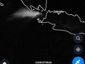 Letusan piroklastik anak Krakatau dimulai sejak sekitar pukul 23.00 WIB dan teramati dari satelit masih terjadi hingga sekarang yang beegerak ke arah barat sepanjang 851 km. (Dok. Zoom Earth via Instagram/ermayulihastin)