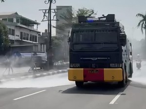 Polisi-Damkar Semprot Jalan di Bogor Antisipasi Dampak Abu Anak Krakatau