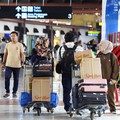 Penumpang terdampar di terminal saat Bandara Internasional Soekarno Hatta menutup operasinya akibat letusan gunung berapi Gunung Anak Krakatau, di Tangerang, dekat Jakarta, Indonesia, 6 September 2026. (REUTERS/Ajeng Dinar Ulfiana)