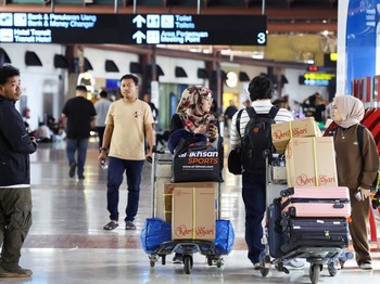 Penumpang terdampar di terminal saat Bandara Internasional Soekarno Hatta menutup operasinya akibat letusan gunung berapi Gunung Anak Krakatau, di Tangerang, dekat Jakarta, Indonesia, 6 September 2026. (REUTERS/Ajeng Dinar Ulfiana)
