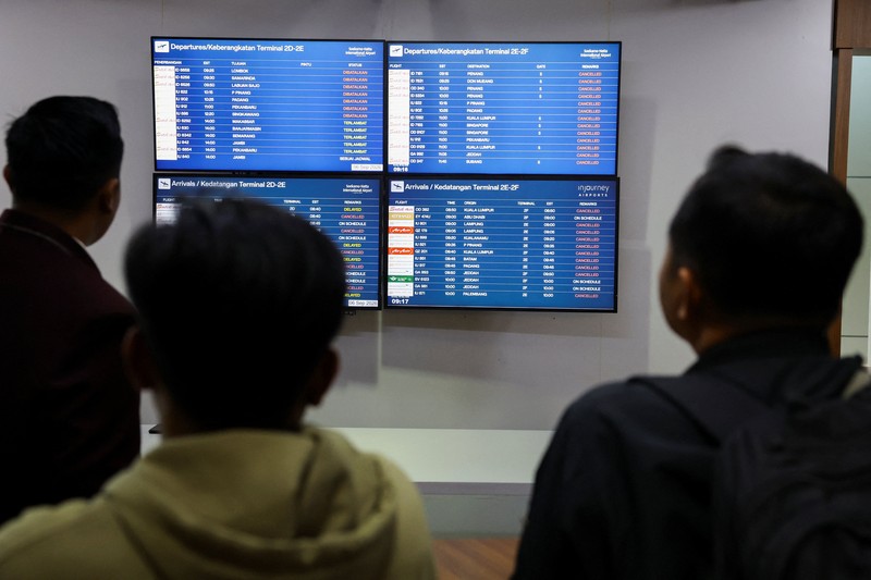 Penumpang yang terdampar menunggu di area check-in saat Bandara Internasional Soekarno Hatta menutup operasinya akibat letusan gunung berapi Gunung Anak Krakatau, di Tangerang, dekat Jakarta, Indonesia, 6 September 2026. (REUTERS/Ajeng Dinar Ulfiana)