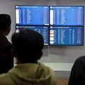 Penumpang yang terdampar melihat layar saat Bandara Internasional Soekarno Hatta menutup operasinya akibat letusan gunung berapi Gunung Anak Krakatau, di Tangerang, dekat Jakarta, Indonesia, 6 September 2026. (REUTERS/Ajeng Dinar Ulfiana)