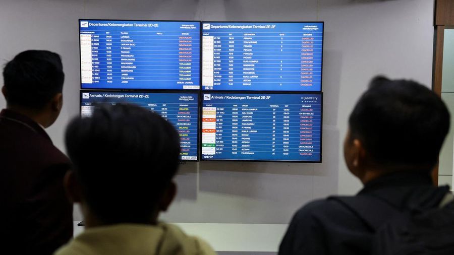 Penumpang yang terdampar melihat layar saat Bandara Internasional Soekarno Hatta menutup operasinya akibat letusan gunung berapi Gunung Anak Krakatau, di Tangerang, dekat Jakarta, Indonesia, 6 September 2026.