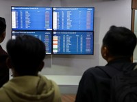 Penumpang yang terdampar melihat layar saat Bandara Internasional Soekarno Hatta menutup operasinya akibat letusan gunung berapi Gunung Anak Krakatau, di Tangerang, dekat Jakarta, Indonesia, 6 September 2026. (REUTERS/Ajeng Dinar Ulfiana)