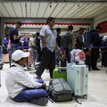 Penumpang yang terdampar menunggu di area check-in saat Bandara Internasional Soekarno Hatta menutup operasinya akibat letusan gunung berapi Gunung Anak Krakatau, di Tangerang, dekat Jakarta, Indonesia, 6 September 2026. (REUTERS/Ajeng Dinar Ulfiana)