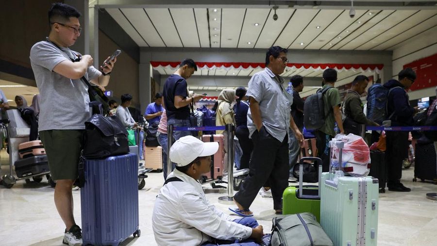 Penumpang yang terdampar menunggu di area check-in saat Bandara Internasional Soekarno Hatta menutup operasinya akibat letusan gunung berapi Gunung Anak Krakatau, di Tangerang, dekat Jakarta, Indonesia, 6 September 2026. (REUTERS/Ajeng Dinar Ulfiana)
