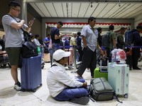 Penumpang yang terdampar menunggu di area check-in saat Bandara Internasional Soekarno Hatta menutup operasinya akibat letusan gunung berapi Gunung Anak Krakatau, di Tangerang, dekat Jakarta, Indonesia, 6 September 2026. (REUTERS/Ajeng Dinar Ulfiana)