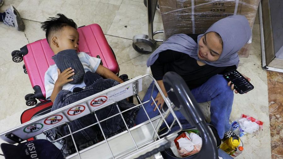Penumpang yang terdampar menunggu di area check-in saat Bandara Internasional Soekarno Hatta menutup operasinya akibat letusan gunung berapi Gunung Anak Krakatau, di Tangerang, dekat Jakarta, Indonesia, 6 September 2026.