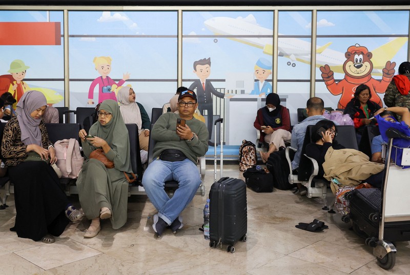 Penumpang yang terdampar menunggu di area check-in saat Bandara Internasional Soekarno Hatta menutup operasinya akibat letusan gunung berapi Gunung Anak Krakatau, di Tangerang, dekat Jakarta, Indonesia, 6 September 2026. (REUTERS/Ajeng Dinar Ulfiana)