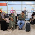 Penumpang yang terdampar menunggu di terminal saat Bandara Internasional Soekarno Hatta menutup operasinya akibat letusan gunung berapi Gunung Anak Krakatau, di Tangerang, dekat Jakarta, Indonesia, 6 September 2026. (REUTERS/Ajeng Dinar Ulfiana)
