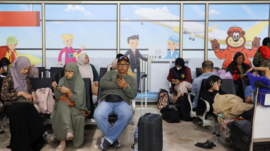 Penumpang yang terdampar menunggu di terminal saat Bandara Internasional Soekarno Hatta menutup operasinya akibat letusan gunung berapi Gunung Anak Krakatau, di Tangerang, dekat Jakarta, Indonesia, 6 September 2026.