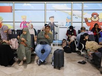 Penumpang yang terdampar menunggu di terminal saat Bandara Internasional Soekarno Hatta menutup operasinya akibat letusan gunung berapi Gunung Anak Krakatau, di Tangerang, dekat Jakarta, Indonesia, 6 September 2026. (REUTERS/Ajeng Dinar Ulfiana)