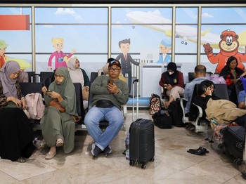 Penumpang yang terdampar menunggu di terminal saat Bandara Internasional Soekarno Hatta menutup operasinya akibat letusan gunung berapi Gunung Anak Krakatau, di Tangerang, dekat Jakarta, Indonesia, 6 September 2026. (REUTERS/Ajeng Dinar Ulfiana)