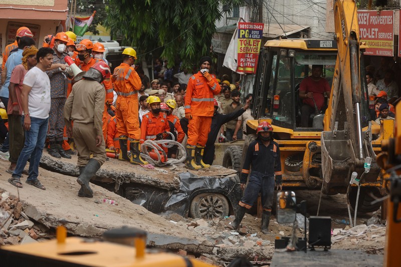 Petugas darurat memeriksa lokasi dan mencari korban selamat setelah sebuah bangunan runtuh di New Delhi, India, pada 6 September 2026. (REUTERS/Francis Mascarenhas)