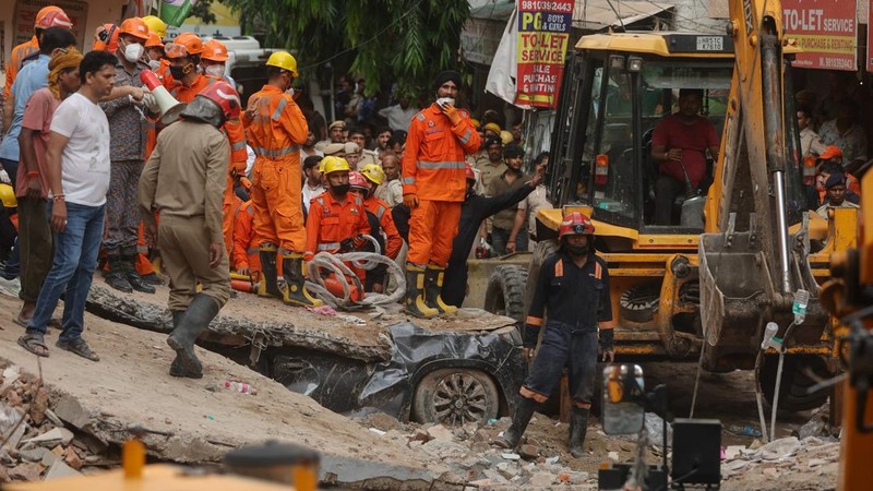 Personel Pasukan Tanggap Bencana Nasional (NDRF) bekerja di lokasi kejadian dan mencari korban selamat setelah sebuah bangunan runtuh di New Delhi, India, pada 6 September 2026.