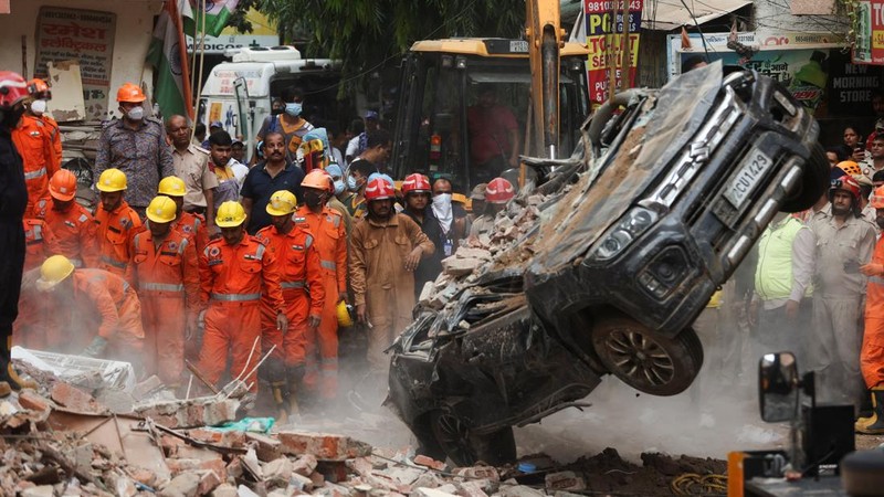 Personel Pasukan Tanggap Bencana Nasional (NDRF) bekerja di lokasi kejadian setelah sebuah bangunan runtuh di New Delhi, India, pada 6 September 2026.