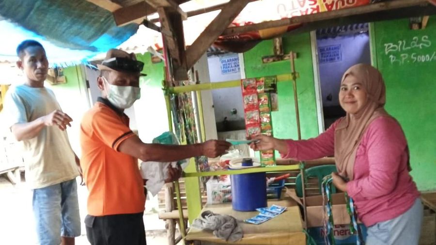 Personil BPBD Kabupaten Serang membagikan masker kepada masyarakat sebagai upaya perlindungan dari paparan abu vulkanik Gunung Anak Krakatau, Minggu (6/9). (Dok. BPBD Kabupaten Serang)