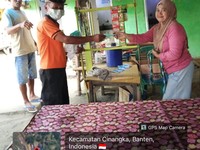 Personil BPBD Kabupaten Serang membagikan masker kepada masyarakat sebagai upaya perlindungan dari paparan abu vulkanik Gunung Anak Krakatau, Minggu (6/9). (Dok. BPBD Kabupaten Serang)