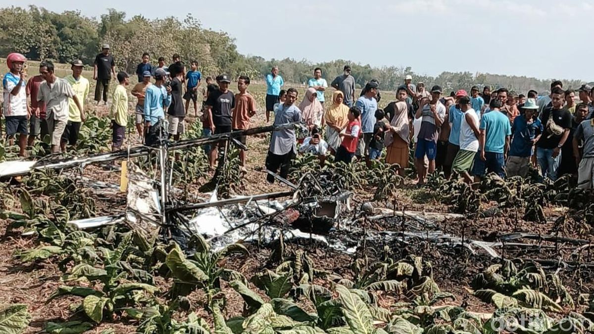 Pesawat Capung Jatuh dan Terbakar di Ladang Tembakau Blora