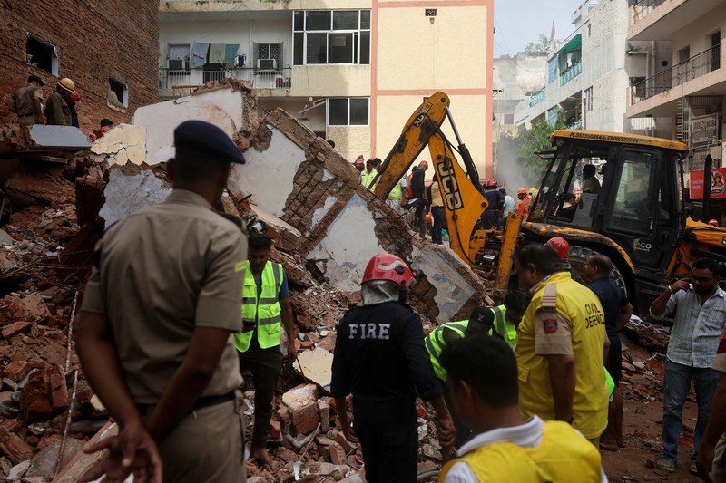 Petugas darurat memeriksa lokasi dan mencari korban selamat setelah sebuah bangunan runtuh di New Delhi, India, pada 6 September 2026. (REUTERS/Francis Mascarenhas)
